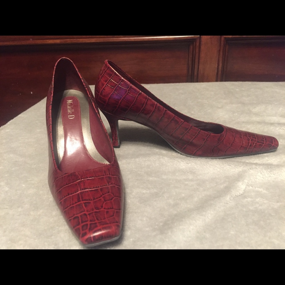 Women’s Michelle D Alligator-look Burgundy Pumps